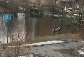 Житель Авиагородка в Омске отправил детей в плавание по лужам