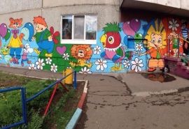 Омский художник разрисовал стену многоэтажки героями мультфильмов