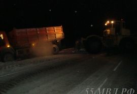 Омские автоинспекторы спасли от холода водителя КамАЗа