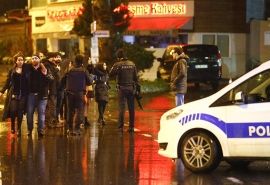 СРОЧНО В Стамбуле неизвестный в костюме Санты расстрелял вечеринку в ночном клубе: 39 погибших