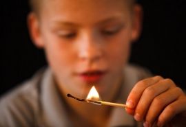В Калачинске 7-летний ребенок спалил несколько сараев