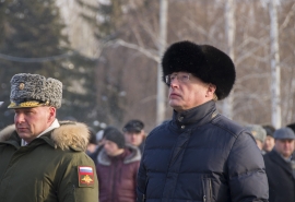 23 февраля Бурков и Фадина возложили цветы в Парке победы и в центре Омска - ФОТО