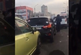 В центре Омска образовалось месиво из машин – ВИДЕО