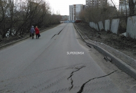 Названа причина разрушения только что отремонтированной дороги в центре Омска