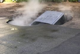 В центре Омска припаркованный джип ушел под землю в яму с кипятком – ФОТО