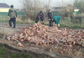 Жители Омской области строят себе дорогу из кирпича – соцсети