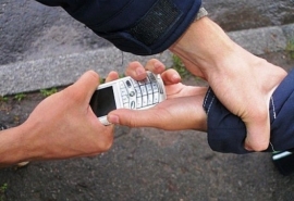 Убегая после ограбления омич потерял свой смартфон