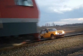 Омичи сняли на видео, как поезд сбивает «Ниву»