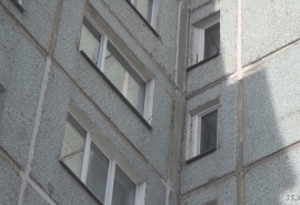 Омский полицейский спас маленькую девочку, забравшуюся на подоконник 7 этажа