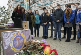 Омские студенты устроили мемориал в память о погибших сверстниках в Керчи