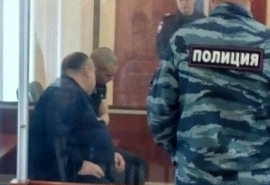 Младший из подозреваемых в убийстве трех друзей в Павлоградском районе рассмеялся в суде
