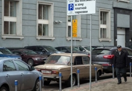 В Омске запретили платные парковки у мэрии и правительства