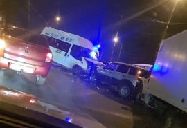 Жесткая массовая авария легковушек и автобусов с пострадавшими в Омске попала на видео