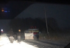 На трассе в Омской области столкнулись пассажирский автобус и легковушка