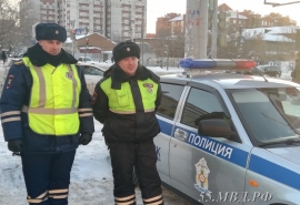 В Омске, пока папа спал, 5-летний мальчик ушел один на улицу без шапки и варежек