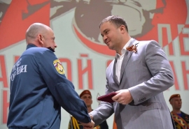 Кого из омских пожарных в честь праздника наградил губернатор Виталий Хоценко?