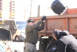 Мэр Омска Шелест вывел подчиненных на уборку мешков с мусором после субботника