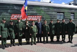 В Омске губернатор Виталий Хоценко встретил патриотический поезд «Сила в правде»