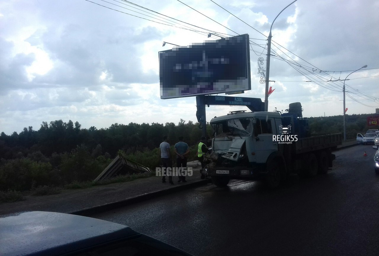 В центре Омска грузовик улетел с моста после ДТП с КамАЗом - ВИДЕО |  20.07.2017 | Омск - БезФормата