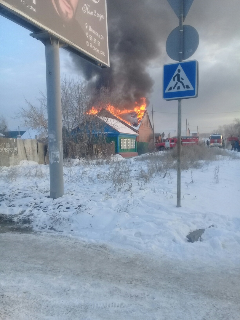 В частном секторе Омска горит дом: пожар по повышенному рангу сложности |  12.12.2018 | Омск - БезФормата