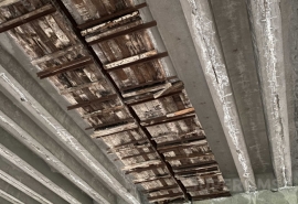 Горбатый мост в Омске укрепили досками