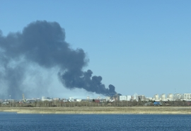 Пожар и черный дым в Нефтяниках Омска 25 апреля 2024 года