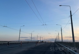 На Ленинградском мосту в Омске к 1 июня провели троллейбусные линии и нанесли разметку