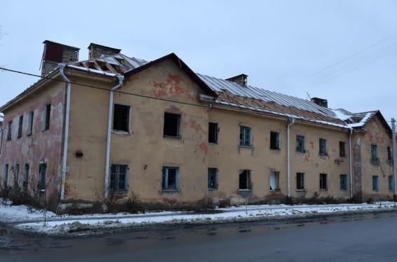 В Омске разобрали дом после капремонта крыши за 2,8 миллиона рублей