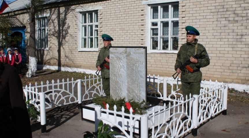 Село длинное. Село длинное Омская область Полтавский район. Памятники Полтавского района. Памятники Полтавского района Омской области. Деревня длинное Полтавский район.