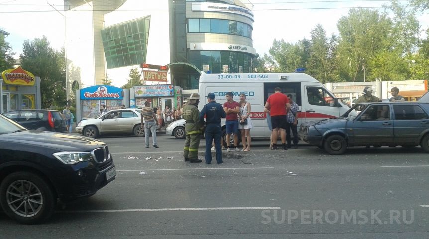 В Омске девушка пробила лобовое стекло сбившего ее автомобиля В Омске девушка пробила лобовое стекло сбившего ее автомобиля