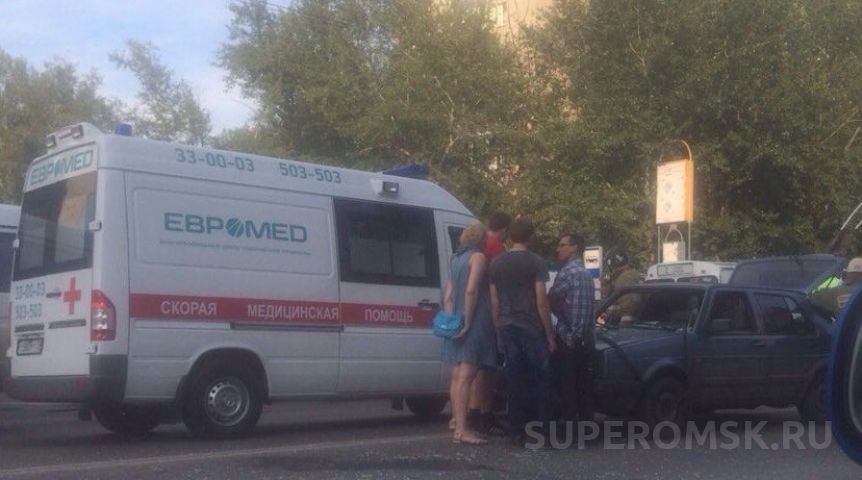 В Омске девушка пробила лобовое стекло сбившего ее автомобиля В Омске девушка пробила лобовое стекло сбившего ее автомобиля