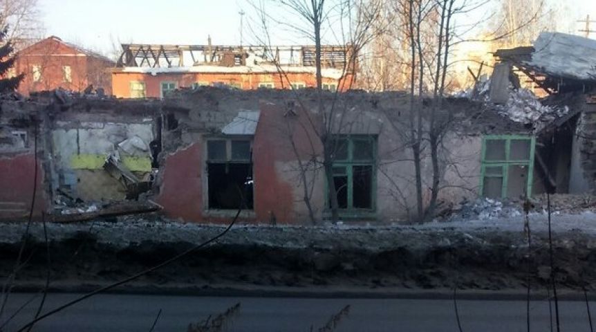 Разваленные дома в Омске. Обрушение дома в Омске фото. Обрушение стены Каменск шахтинской. Избегайте строений которые могут обрушится.