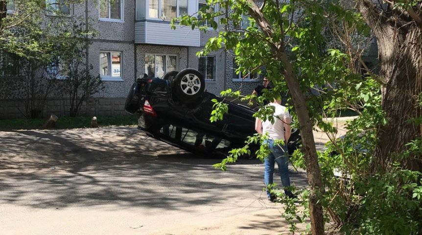 В Омске по неизвестным причинам опрокинулся внедорожник