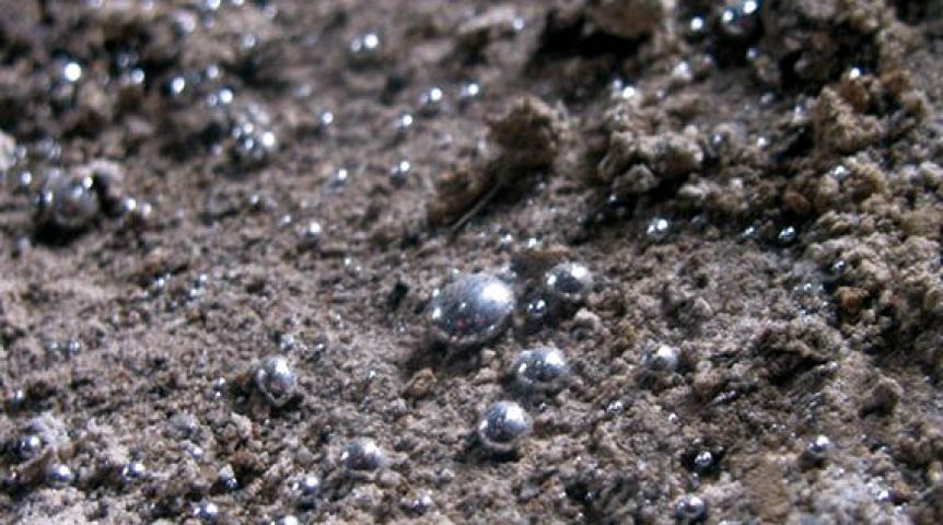 Загрязнение почвы свинцом. Загрязнение земли и почвы. Загрязнение почвы солями тяжелых металлов. Анализ почвы ртуть. Мышьяк использование.