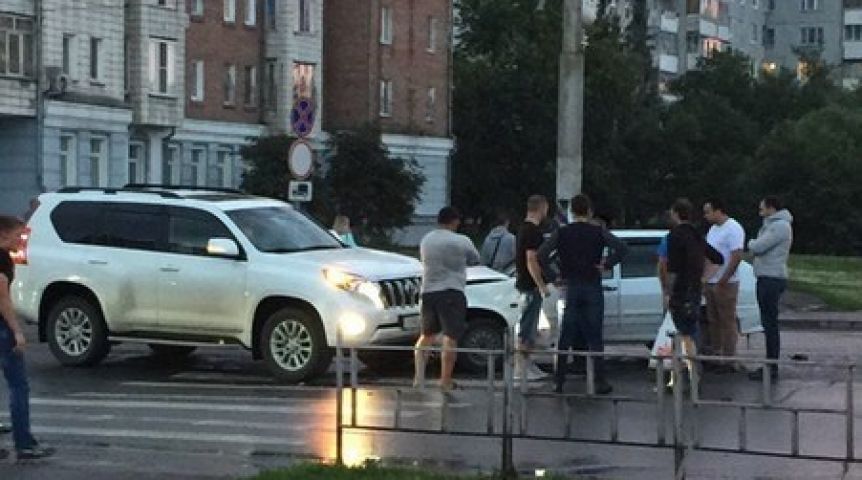 Водитель сбежал. Росгвардия ловит пьяных на остановке Кемерово фото.