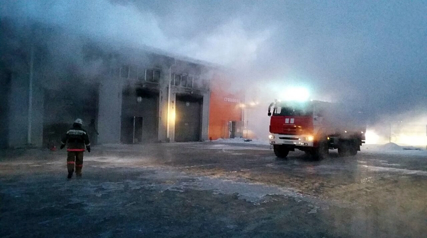 Под омском. Пожар СТО Омск. Омск сгорела СТО для фур. Пожар на СТО на ул 1 красной звезды г Омск. Пожар на СТО сегодня Омск.