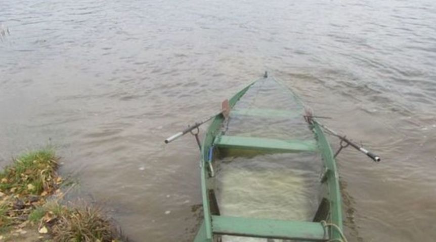 водолаз спасатель. резиновая лодка перевернулась. лодка освод. найден мальчик в лодке. мальчик утонул в реке в новосибирске.