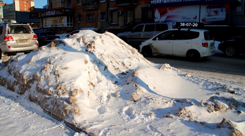 Снег в омске. Куча песка снег. Большие сугробы в Омске. Омск сугробы в пол. Снег идет Омск.