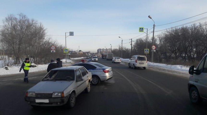 Пешеход омск. Авария на Мельничной Омск. Фотографии сегодняшней аварии в Омске на Мельничной. Омске на улице Мельничная сбил.