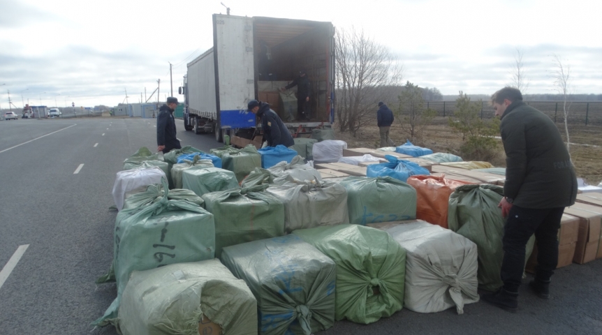 местная полиция. уничтожают конфискованную одежду. явный контрафакт. контрафакт. изъятие контрафакта.