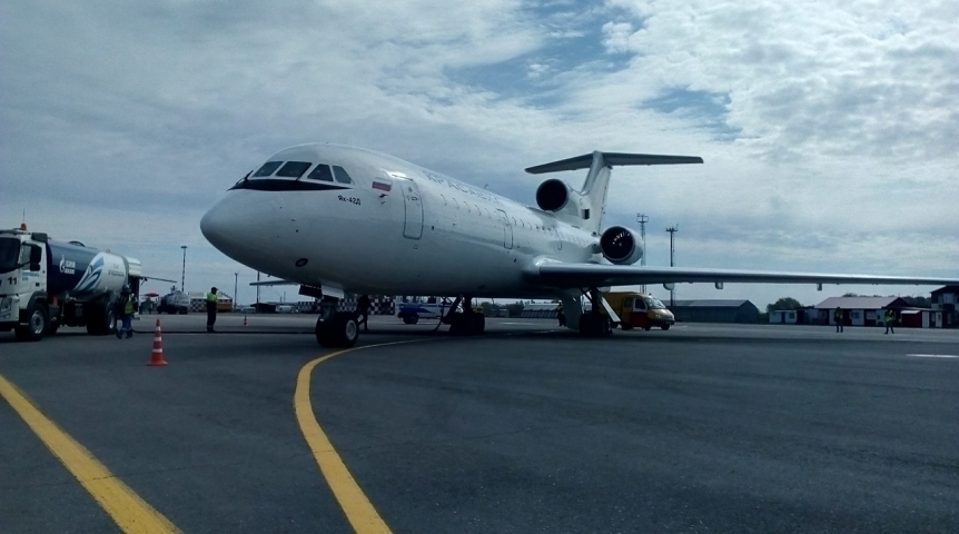 Рейсы на самолет москва омск. Ночной Омск с самолета. Аэродром на воде. Авиакомпания Якутия. Взлёт самолёта Омск декабрь.