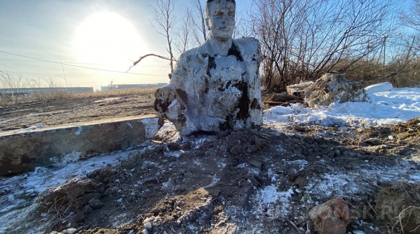 Разрушенный памятник. Разрушение Омска. Октябрь фильм разрушение памятника. В Омске разрушили мемориал. Сломали памятник встреча Омск.