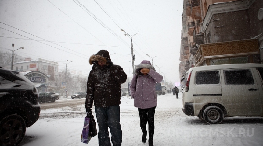 Шел омск. Снегопад в Омске девушки. Омский холод. Омск Вологда. В чем ходят омичи в конце марта.