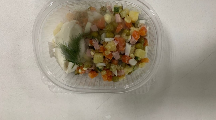 В Роспотребнадзоре намекнули об опасности оставлять оливье на утро