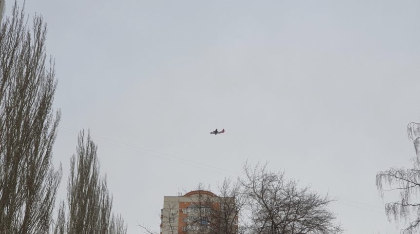 18 июня самолет. Самолет над Омском. Над Омском кружит самолет. Омск самолеты над городом. Бомбардировщик над Омском.