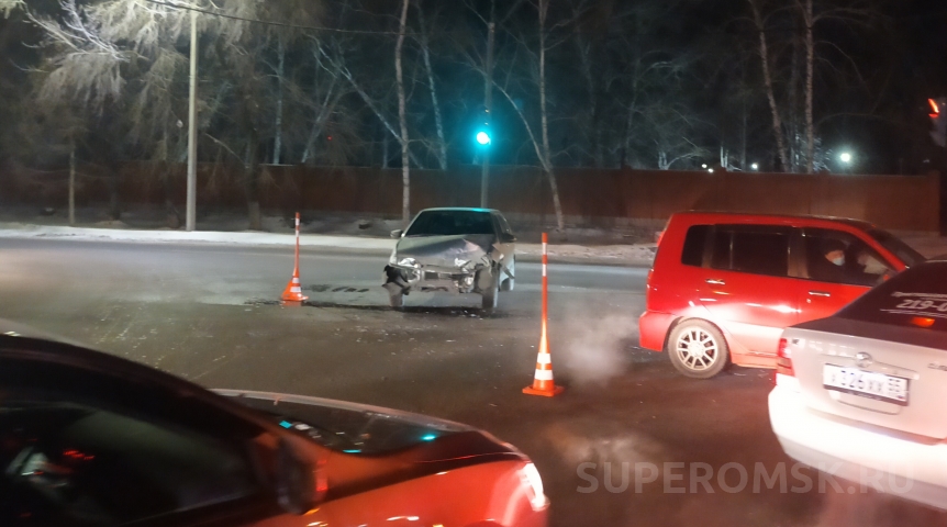 Авария в центре Омска спровоцировала крупную пробку
