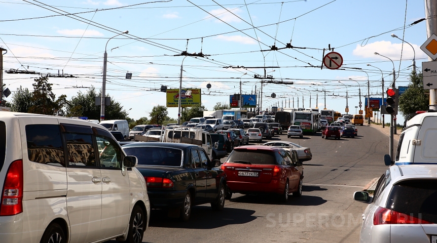 Движение омск. Ленинградский мост движение Омск. Ленинградский мост Омск ремонт 2020. Ленинградский мост Омск фото 2020. Омск Ленинградский мост сейчас пробки.