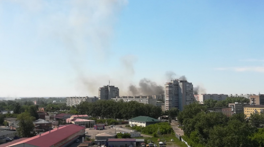 Пожар в триумфе Омск. Пожар в Нефтяниках в Омске. Пожар в Омске сейчас в Нефтяниках. The дым Омск.