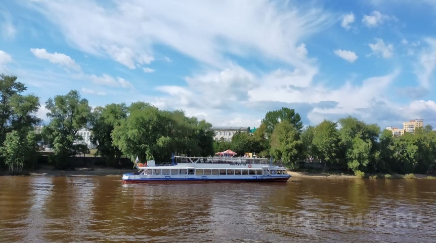 Прогулка по иртышу на теплоходе. Теплоход Омск. Теплоходы Омск осень. Теплоход и зеленый берег.