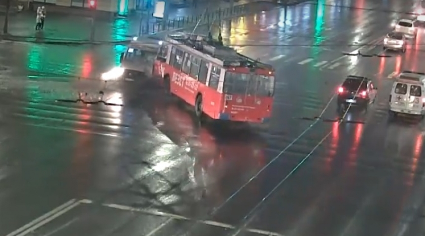 Увеличилось количество пострадавших в аварии троллейбуса и маршрутки в Омске
